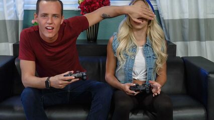 Блондинка позволила бедному другу выбраться из френдзоны