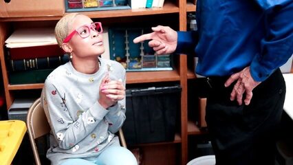 Суровый охранник вынуждает чёрную девушку переспать с ним