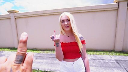 Друзья на фургоне выезжают за город и цепляют чиксу для перепиха