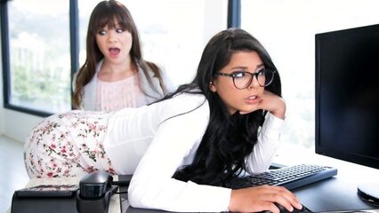 Офисная работница вынудила программистку заняться сексом