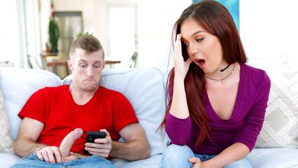 Соблазнительная девушка полностью подчиняется сексуальной воле сводного брата