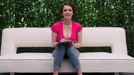 Чёрный агент во время кастинга удовлетворяет грудастую девицу