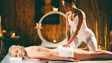 Массажистка-лесбиянка разрабатывает киску клиентки рукой