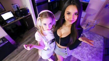 Озабоченный мужик по очереди трахает сексапильных падчериц в тугие киски