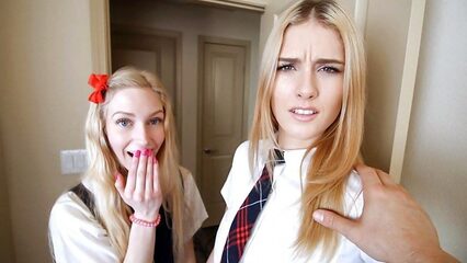 Юные светловолосые студентки вдвоем грешат с возбужденным мужиком