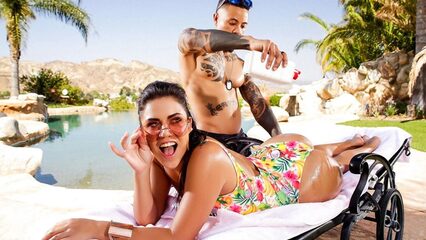 Татуированный брюнет жестко чпокает сексуальную девку в купальнике