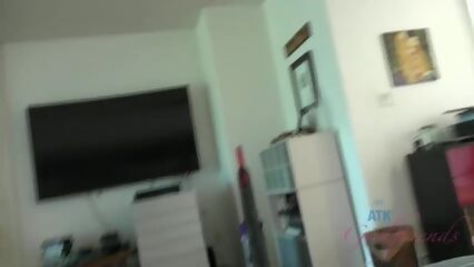 Опытный перец оттрахал сексуальную деваху и накончал ей в киску