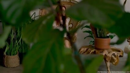 Рыженькая красотка с хрупким телом эротично позирует обнаженной