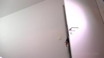 Куколд отлизывает властной сексвайф пока она трахается в анал с негром