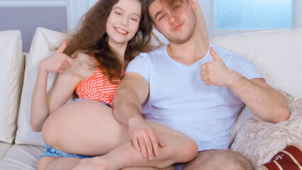 Телка с маленькими сиськами скачет на члене после куннилингуса