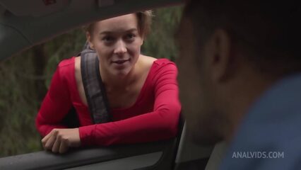 Парень подвез телку к себе домой и трахнул ее в жопу