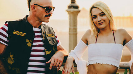 Мужик выиграл у блондинки ее киску в токшоу и отымел ее