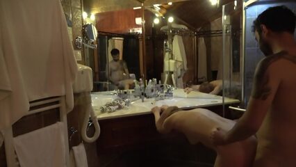 Блондинка дает раком парню в ванной комнате