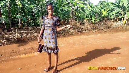 Негр запикапил негритянку на улицах Африки и трахнул ее