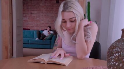 Отложил работу ради секса со своей любимой блондинкой