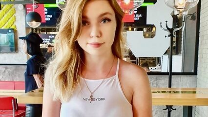 Русская милашка сосет член на колесе обозрения