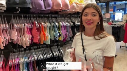 Без стеснения сосет парню в раздевалке