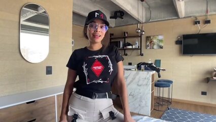 Девушка в очках трясет сиськами и трахается