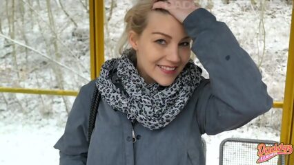 Раскрыла письку для секса раком на улице