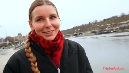 Девушка с косичкой отдалась пикаперу в узкую киску